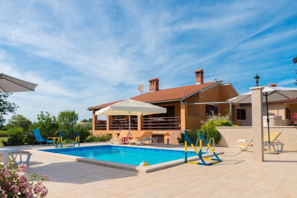 Hacienda Rosemary Villa Muntic Exterior photo